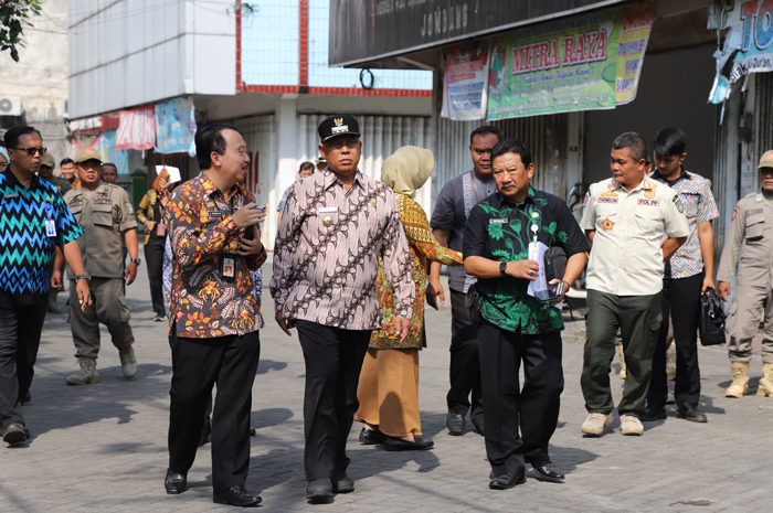 Pj Bupati Jombang saat melakukan sidak ke kawasan Ruko Simpang Tiga Jombang