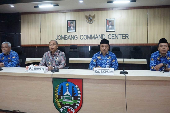 Pj Bupati Jombang Sugiat mengikuti arahan Mendagri Tito Karnavian di ruang JCC kantor Pemkab Jombang kemarin.