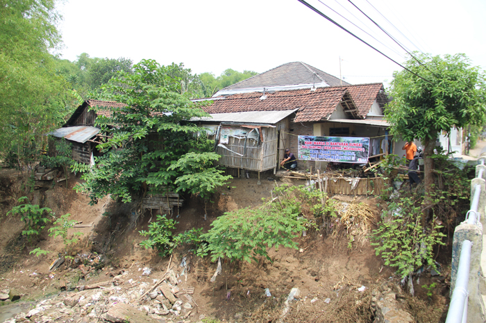 Warga Dusun Betek Utara, Desa Betek, Kecamatan Mojoagung, memasang baner tuntutan di area Kali Gunting Mojoagung, Jumat (17/11).