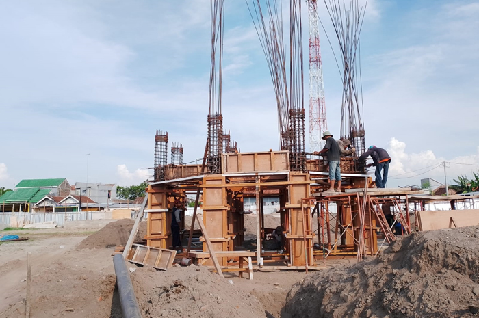 Progres pembangunan menara air yang akan jadi titik entral pengembangan jaringan air bersih di kawasan kumuh Jombang yang dibangun Dinas Perkim