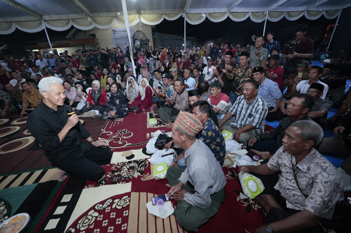 Ganjar Pranowo bertemu para petani saat berkunjung ke Way Jepara, Lampung Timur, pada Kamis (26/10).