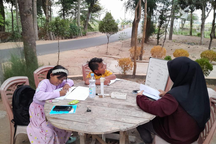 proses pembelajaran di kampung Inggris Pojokrejo yang dikembangkan dan diinisiasi pemdes setempat