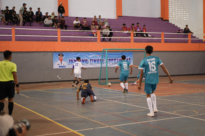 Pertandingan Aklipro melawan Rekasejati Mojoagung (putih-biru) di GOR Merdeka, kemarin.