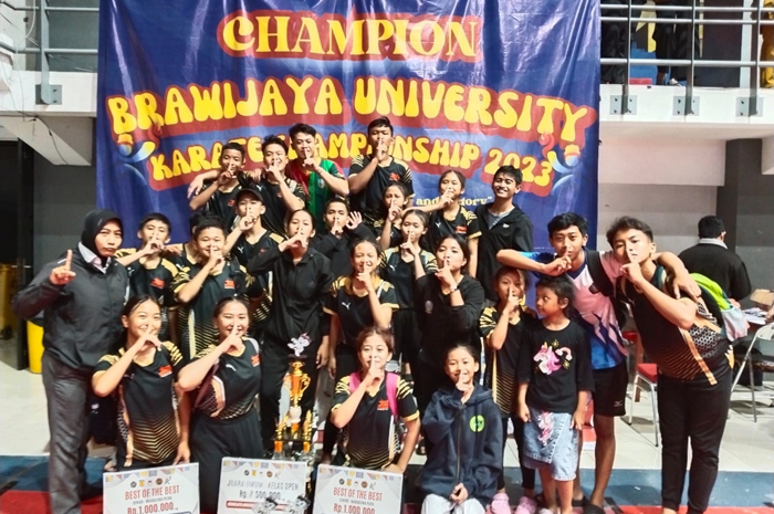 Karateka dari JKC bersama trofi juara umum kejurnas Brawijaya University Karate Championship, Minggu (12/11).