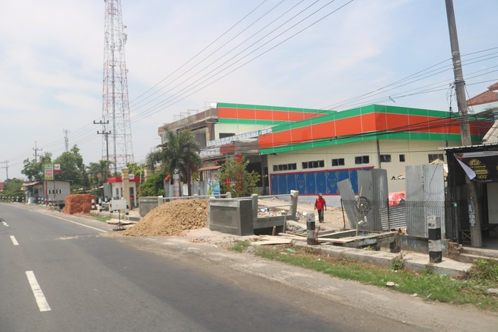 Proyek Puskesmas Tapen di kecamatan Kudu yang dikerjakan Dinkes Jombang ini  termasuk proyek fisik yang sedang diburu waktu. Pekerjaannya ditarget tuntas 23 November 2023