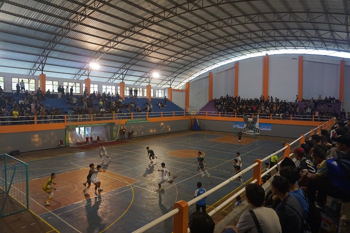 Pertandingan semifinal kategori SMA sederajat antara SMA Budi Utomo Perak (hijau) melawan SMAN 1 Jombang (putih) di GOR Merdeka Jombang, Sabtu (18/11).