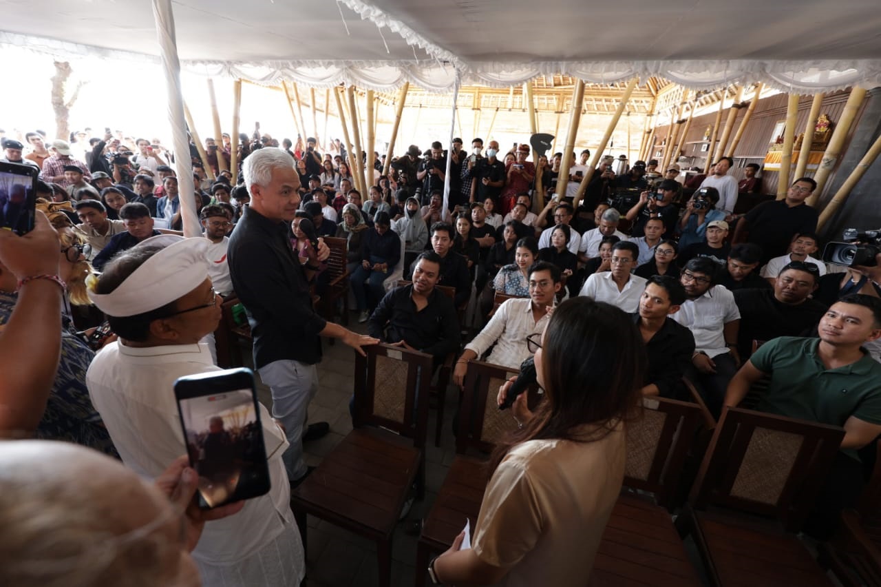 : Ganjar Pranowo ngobrol santai dengan anak-anak muda dan warga Bali di Muntiq Siokan, Sanur, Bali, pada Rabu (1/11).