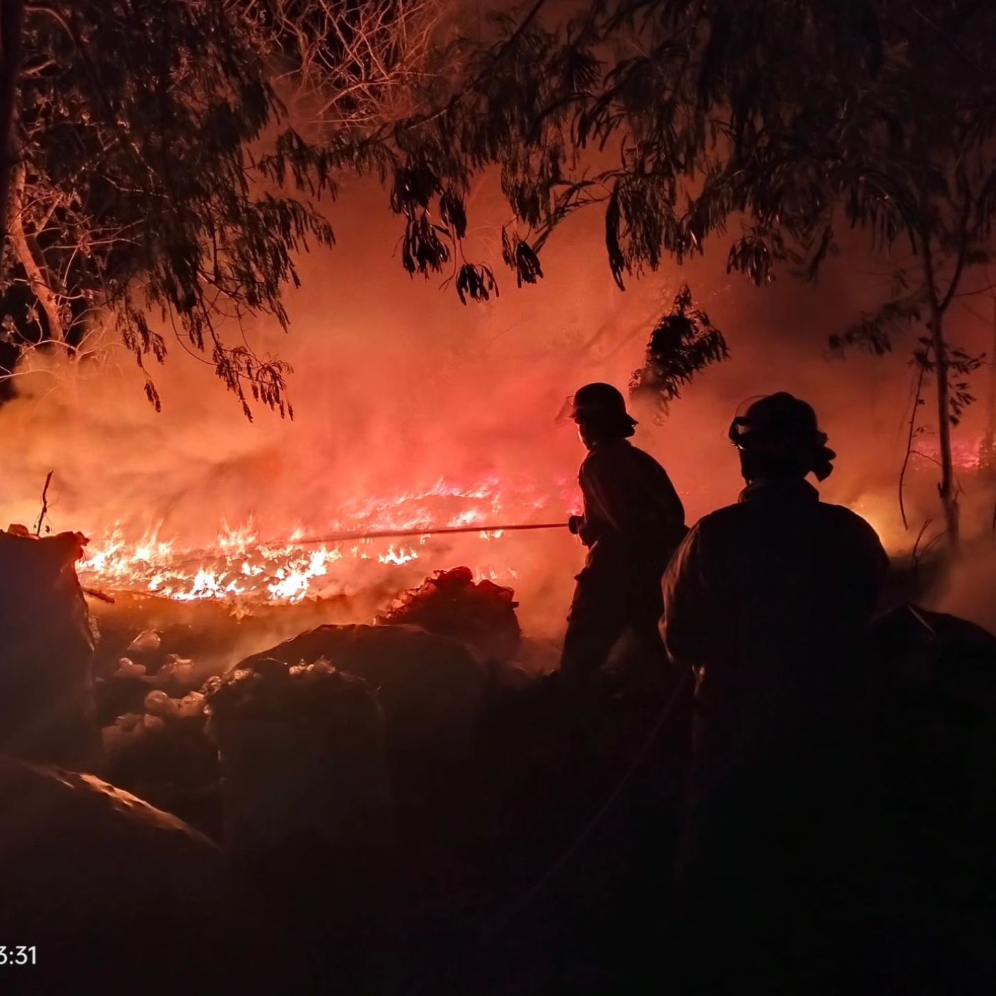 Petugas pemadam kebakaran sedang berupaya memadamkan api yang berkobar dan membakar gudang tumpukan rongsokan di Dusun/Desa Murukan, kecamatan Mojoagung Jombang Sabtu (18/11) dini hari.