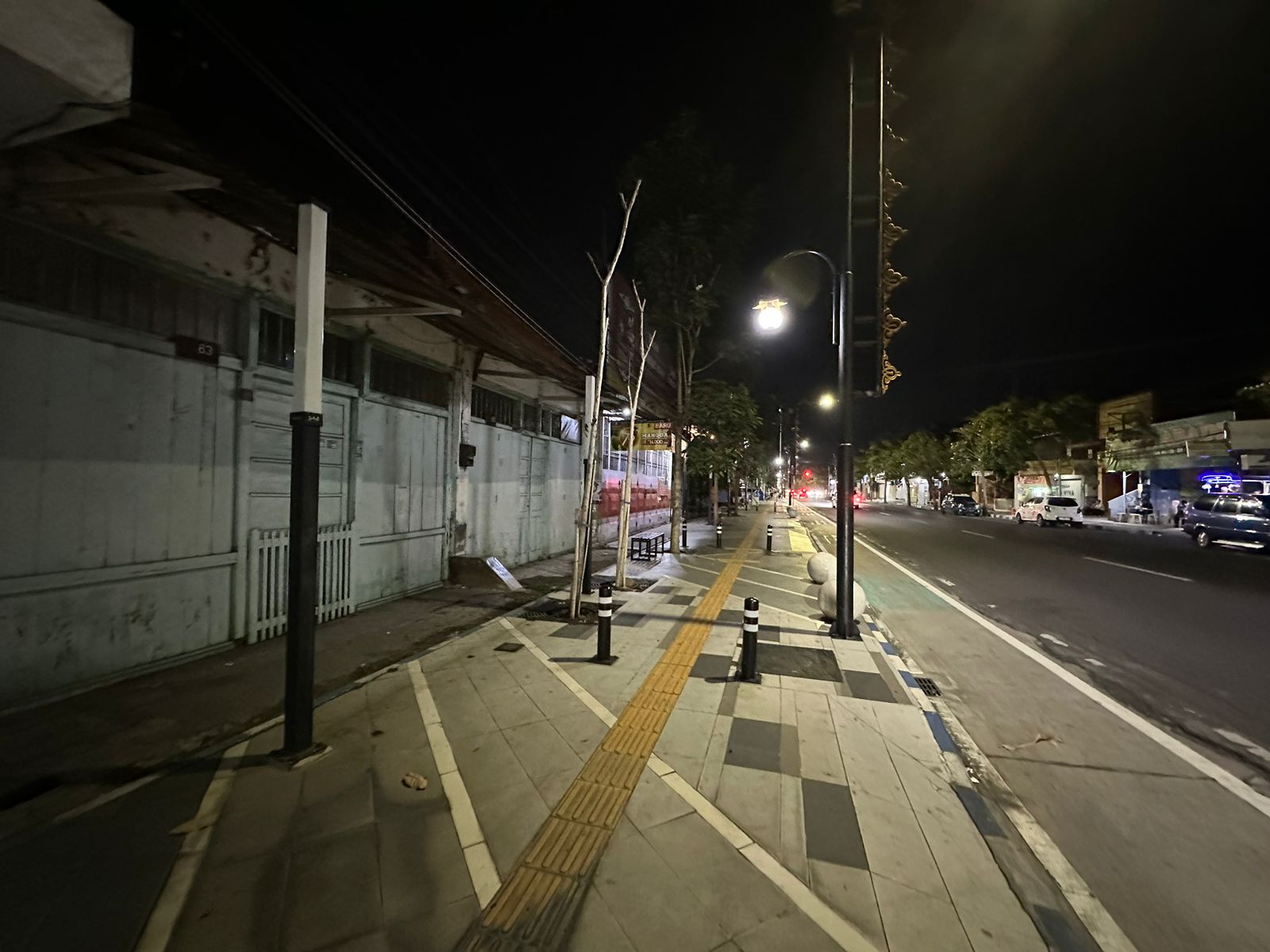 Kondisi lampu taman di Trotoar Wahid Hasyim Jombang seksi 1 ini terlihat mati dalam beberapa hari terakhir.