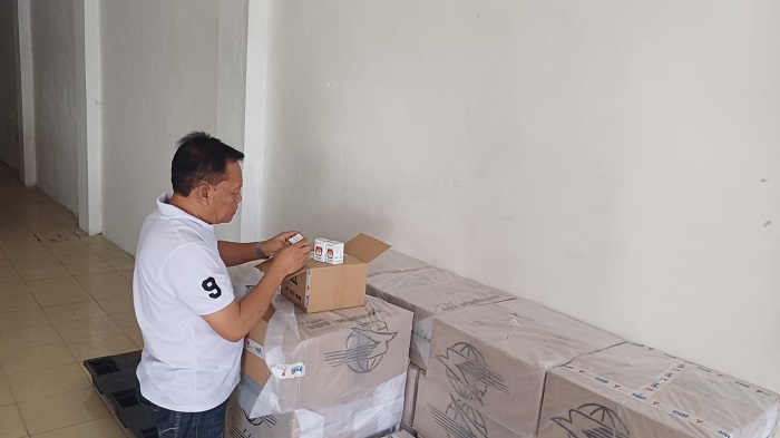 Heri Subagyo Kasubag Keuangan, Umum dan Logistik KPU Jombang memeriksa tinta yang baru turun dari KPU pusat, Sabtu (18/11).