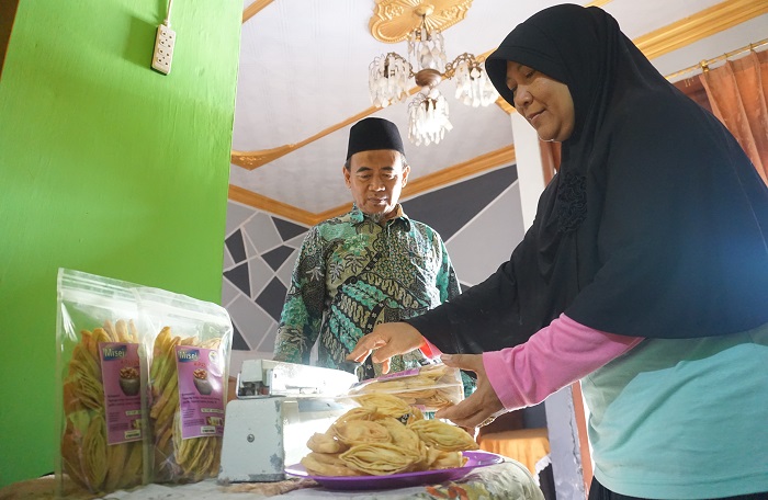 Kepala Desa Pagerwojo, Perak, Jombang meninjau pembuatan keripik Malaysia yang dilakukan warga desanya.