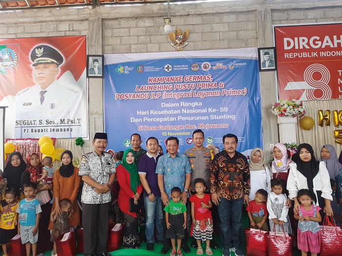 Sekdakab Jombang Agus Purnomo, bersama kepala OPD dan Kepala Puskesmas Mojowarno Sri Wahyuningsih SGz Mgizi, penerima bantuan PMT, di Balai Desa Gedangan, Minggu (19/11).