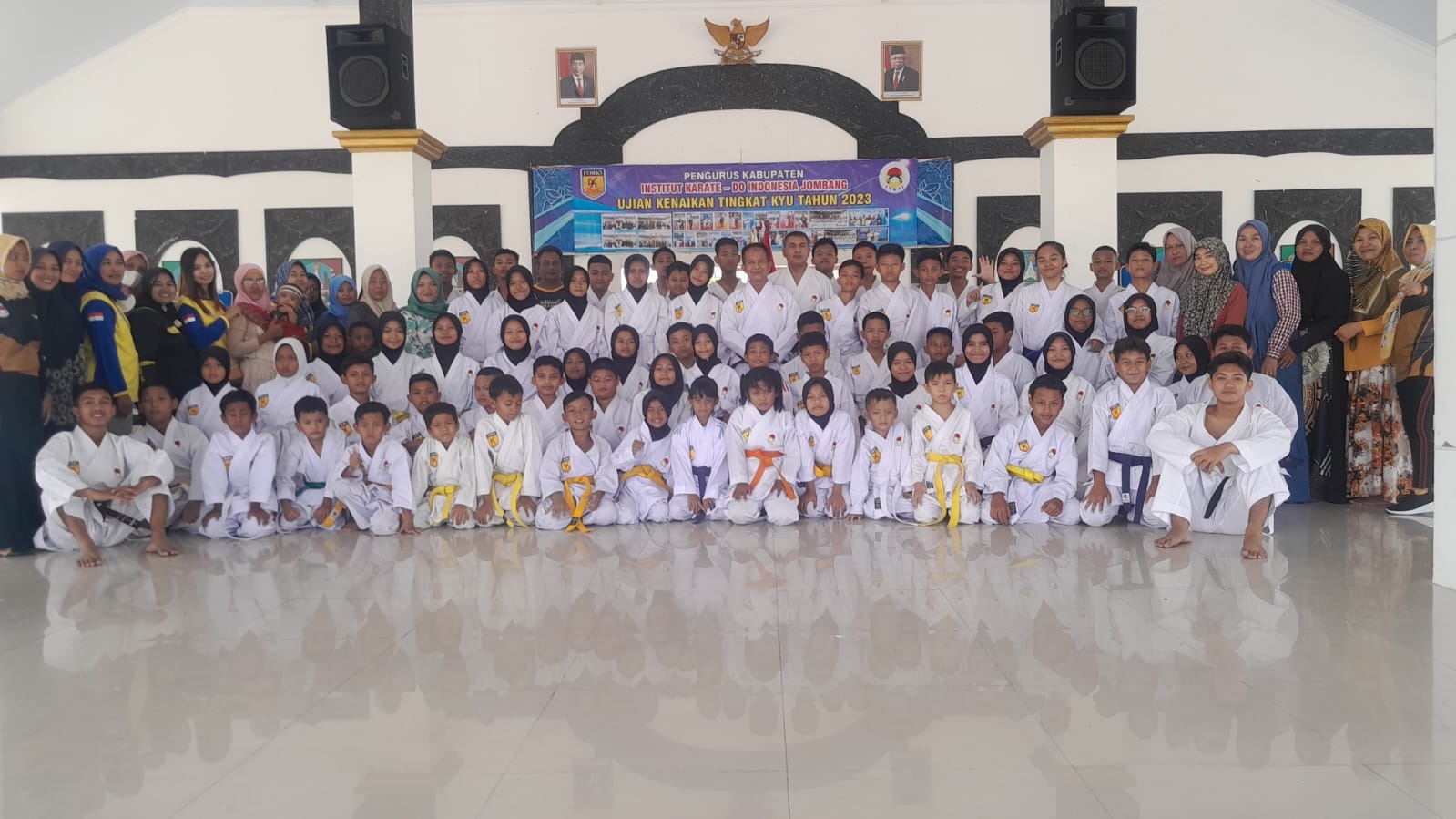 Seluruh peserta UKT bersama para pelatih dan wali atlet, di pendopo Kecamatan Bandarkedungmulyo, Minggu (19/11)