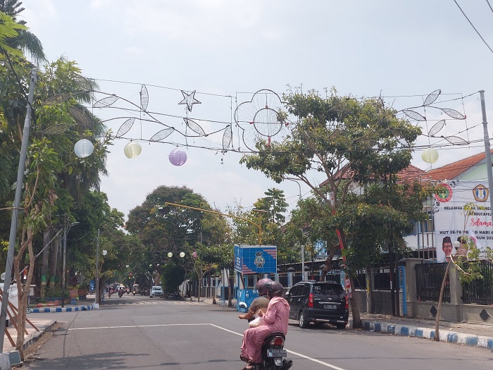 Kondisi sejumlah lampion hias di sekitar Alun-alun Jombang yang dibiarkan rusak dan mati