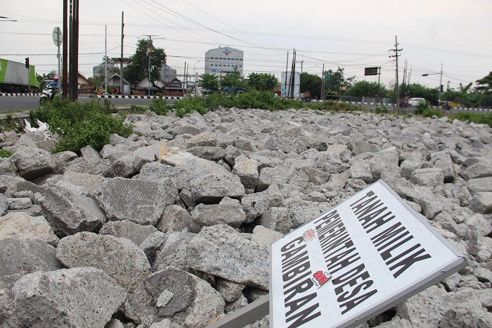 Tumpukan beton bongkaran cor beton jalan nasional Mojoagung masih menumpuk di TKD Gambiran, Mojoagung Jombang hingga Selasa (21/11).