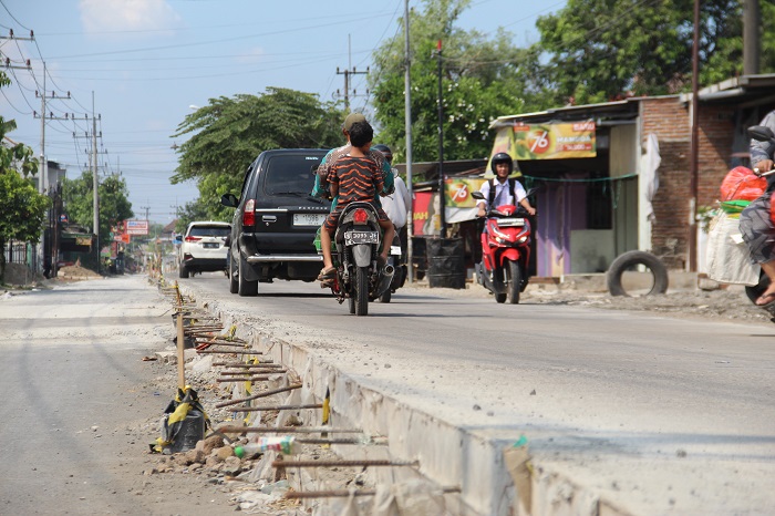 Pengendara melintas secara bergantian di proyek jalan Cor Mojoagung - Mojoduwur di Desa Dukuhmojo, Kecamatan Mojoagung, Jombang Selasa (21/11)