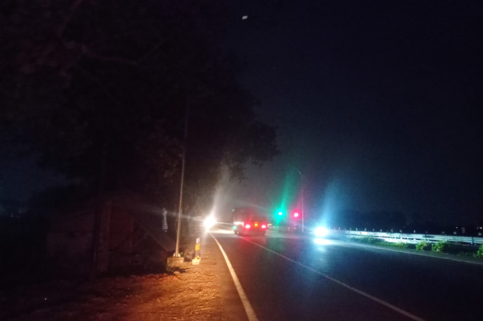 PJU di jalur arteri nasional Kecamatan Bandarkedungmulyo hingga Kecamatan perak Mati dan membuat jalan gelap gulita.