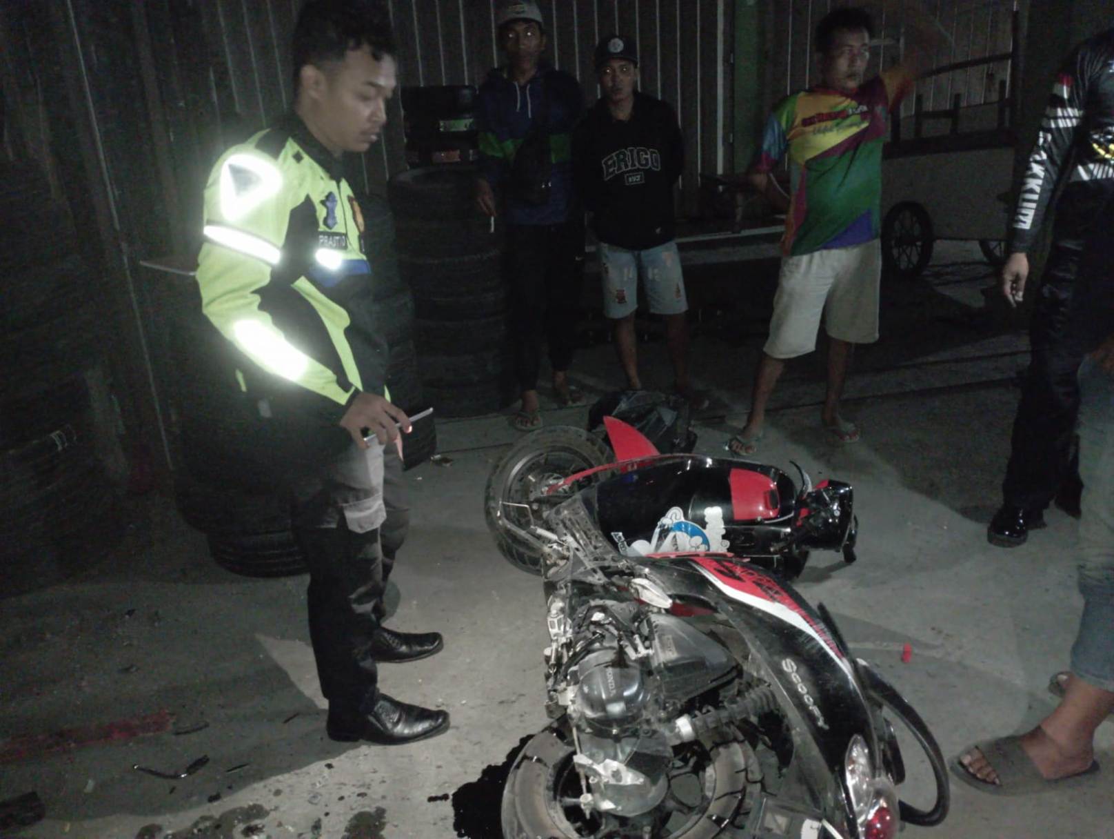 Petugas kepolisian saat melakukan olah kejadian perkara di lokasi kecelakaan maut yang menewaskan remaja di grobogan, Mojowarno, Jombang.