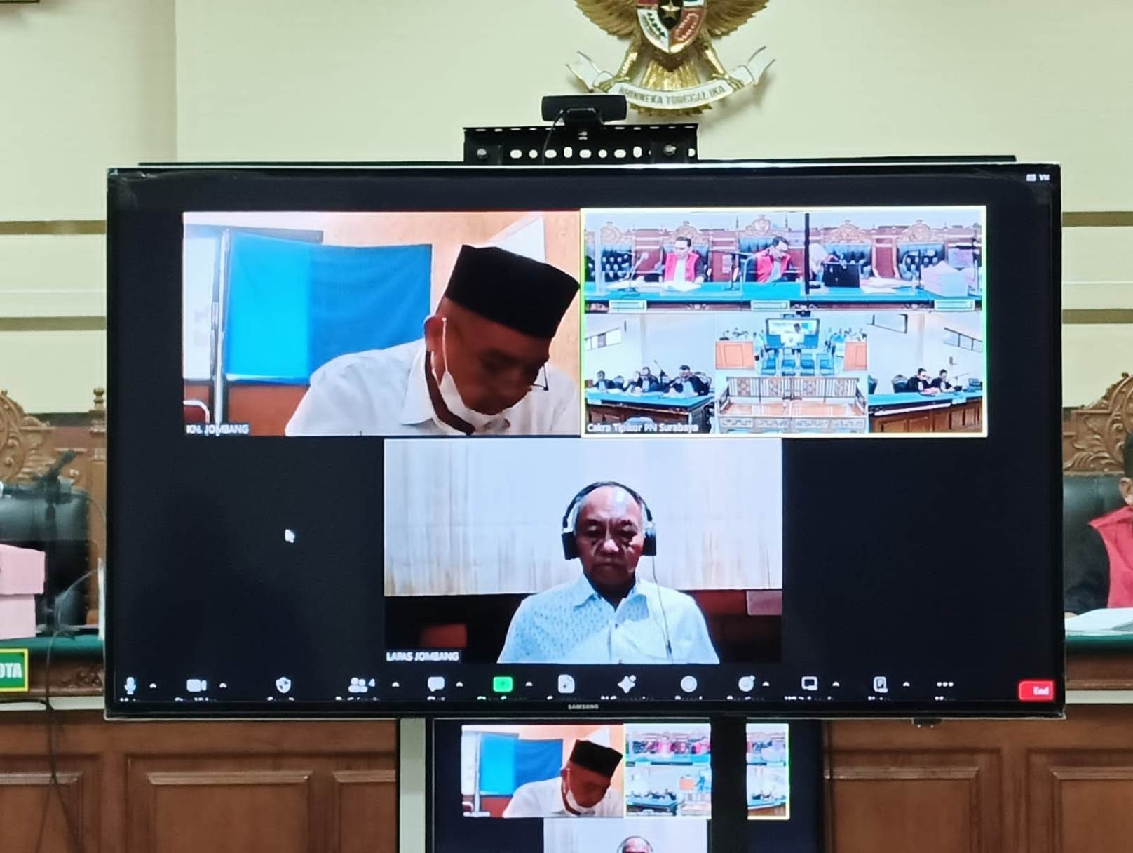 Kedua terdakwa kasus korupsi pupuk bersubsidi di Jombang, Mubin dan Sudiyanto secara bergiliran membacakan pleidoi atau pembelaannya di ruang sidang.