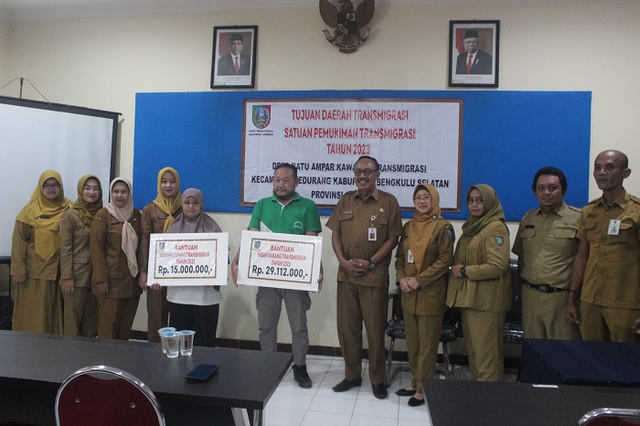 Kepala Dinas Tenaga Kerja, Priadi menyerahkan bantuan Pemkab Jombang secara simbolis di ruang pertemuan kantor Disnaker Jombang, Selasa (21/11)