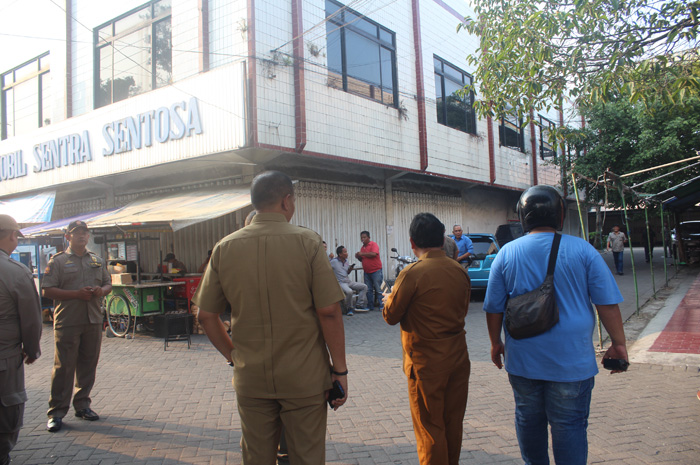 Upaya DIsdagrin menyerahkan surat pengosongan ruko Simpang Tiga Jombang gagal dilakukan karena dihadang sejumlah anggota ormas.