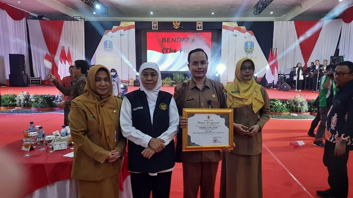 Gubernur Jawa Timur, Khofifah Indar Parawansa, Kepala SMAN 1 Jombang Dyah Ayu Endrianingsih dan guru SMAN 1 penerima anugerah guru prestasi, Kaseri.