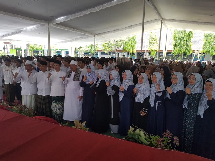 Keluarga besar SMAN 1 Jombang bersama KH M Anas Fauzie An Nachrowi.