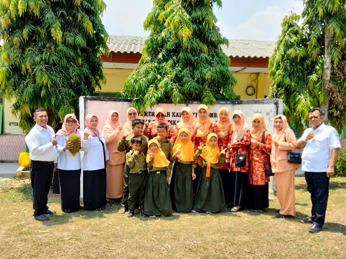 PEDULI: DWP Dinas Pendidikan dan Kebudayaan (P dan K) Jombang saat melakukan bakti sosial ke SDN Sumberaji 2 Kabuh, Rabu (22/11) pagi.