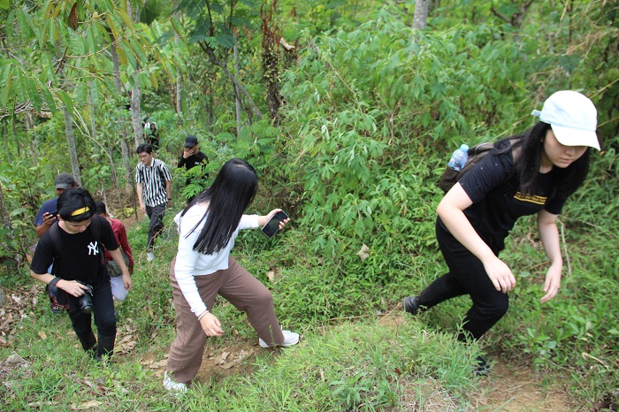 MENANTANG: Pengunjung mencoba medan tracking di Desa Jarak, Kecamatan Wonosalam.