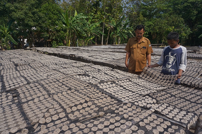 Kepala Desa Segodorejo Sanip, sedang mendampingi warga yang merupakan produsen kerupuk uyel