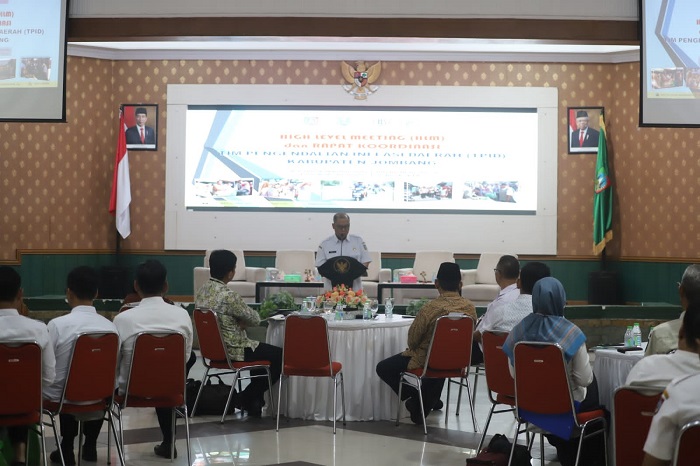 Pj Bupati Jombang SUgiat saat memberikan sambutan di Rakor TPID yang digelar Bagian Perekonomian Setdakab Jombang