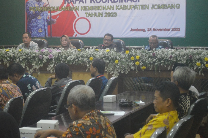 SINERGI: Suasana Rakor Penanggulangan Kemiskinan di Ruang Setjo Adiningrat kantor Pemkab Jombang, Kamis (23/11).