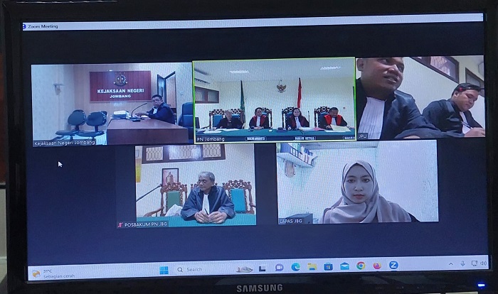 Terdakwa Jevi Enggarwati saat mengikuti sidang tuntutan dari Lapas Kelas IIb Jombang Kamis (23/11)