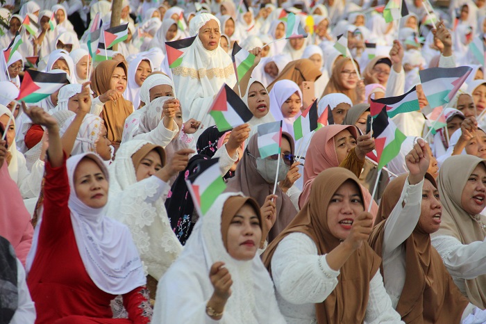 Belasan ribu santri dari berbagai pondok pesantren di Jombang memadati Kawasan Makam Gus Dur di Kecamatan Diwek, Jumat (24/11).  mereka berdoa untuk Palestina dan mengecak kekejian Israel