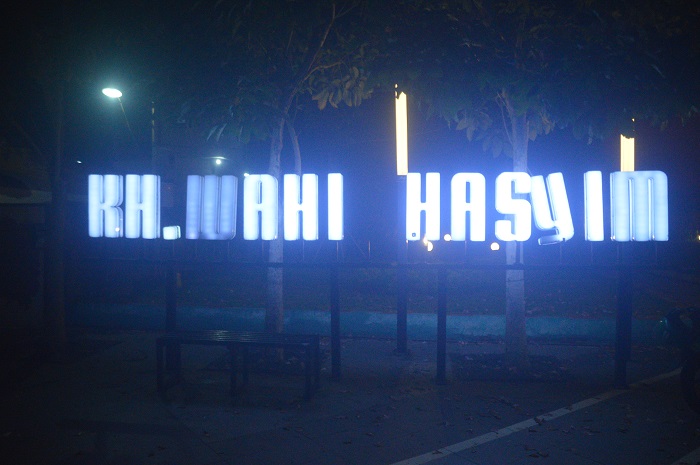 Kondisi neon box trotoar Wahid Hasyim Jombang yang kembali rusak dan redup