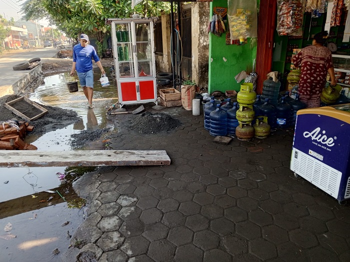 Genangan yang muncul di kampung warga pinggir proyek Jalan Cor Mojoagung beberapa waktu lalu usai hujan turun