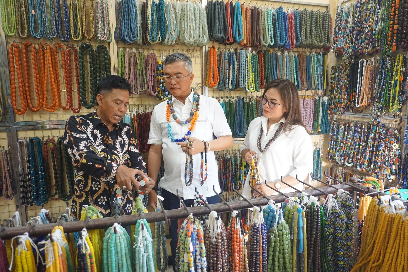 Perajin manik-manik di Desa Plumbongambang yang hasil produknya sudah dikenal masyarakat Internasional