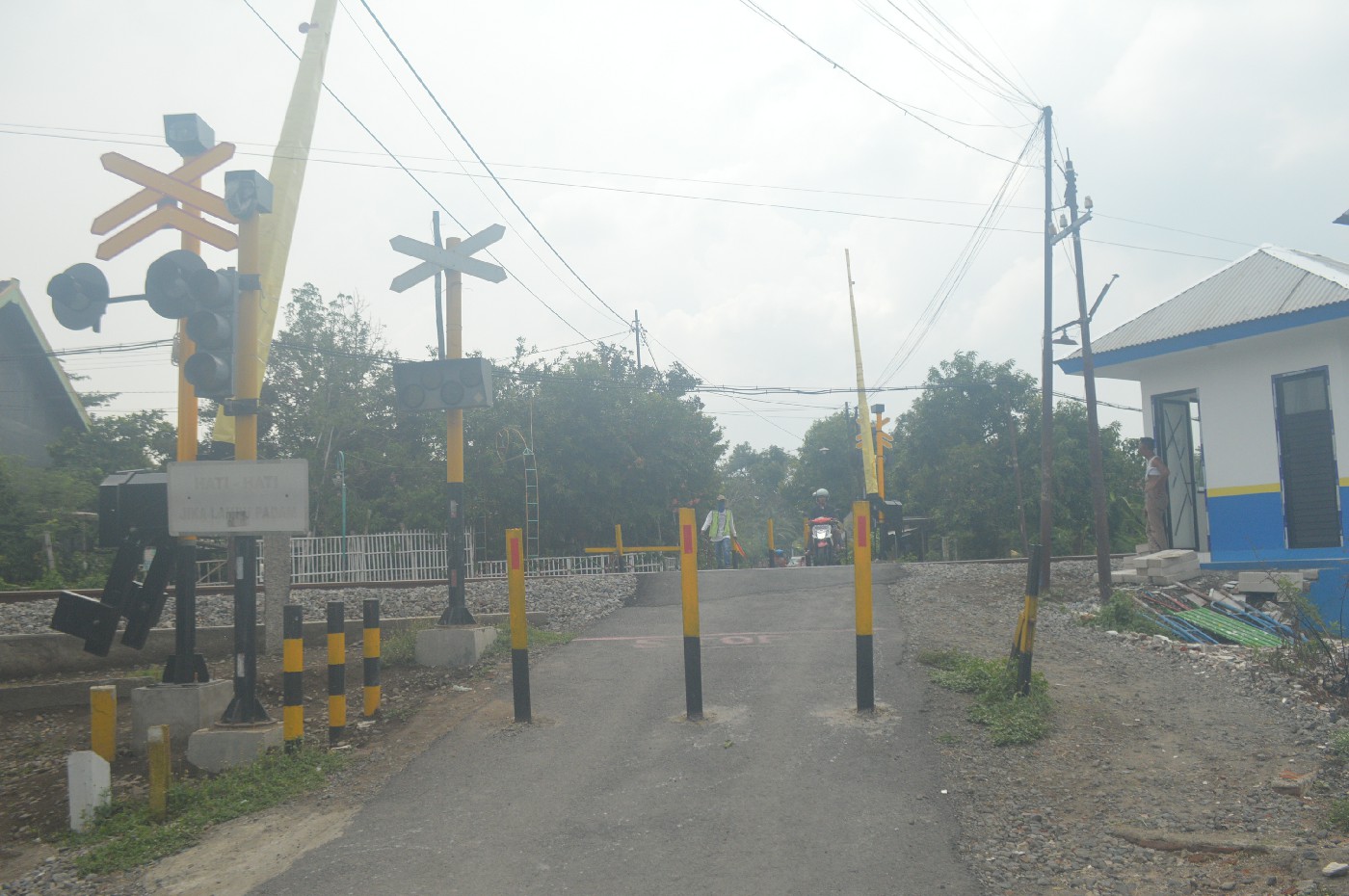 Kondisi palang pintu perlintasan KA sebidang di Desa Jabon, Kecamatan Jombang yang sudah terpasang palang pintu dan pos juga sudah dibangun, namun masih menunggu instalasi listrik masuk