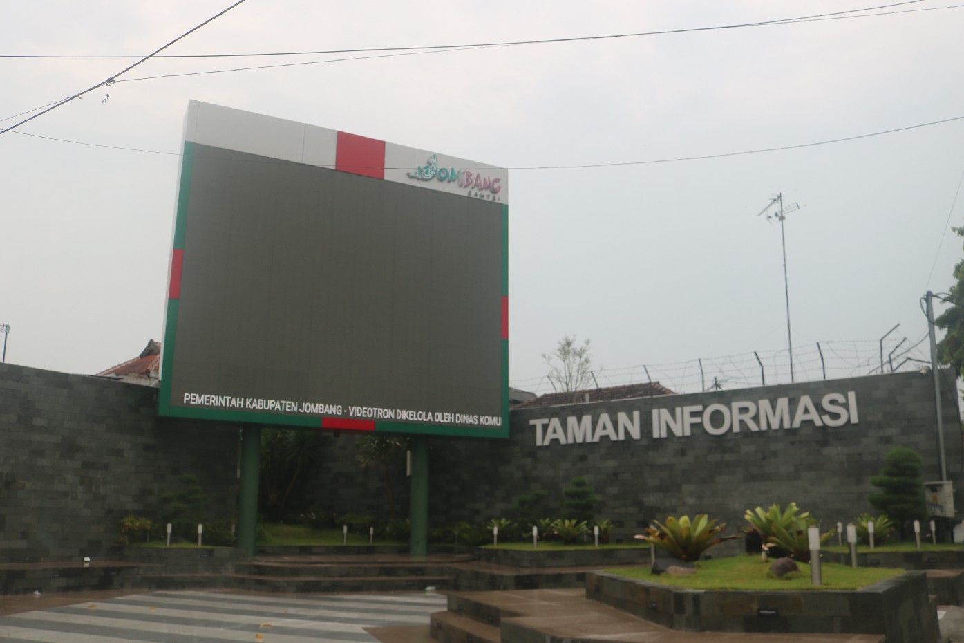 Kondisi videotron di Taman Informasi Jombang yang mati dan tidak berfungsi.