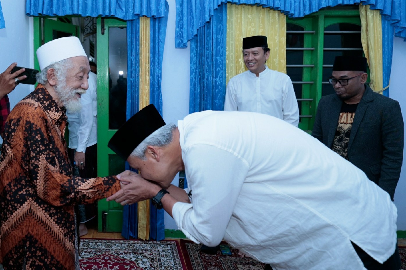 Ganjar Pranowo menemui ulama kharismatik Banten, KH Ahmad Muhtadi Dimyathi di Pondok Pesantren Roudatul Ulum Pandeglang Banten, Senin (13/11).