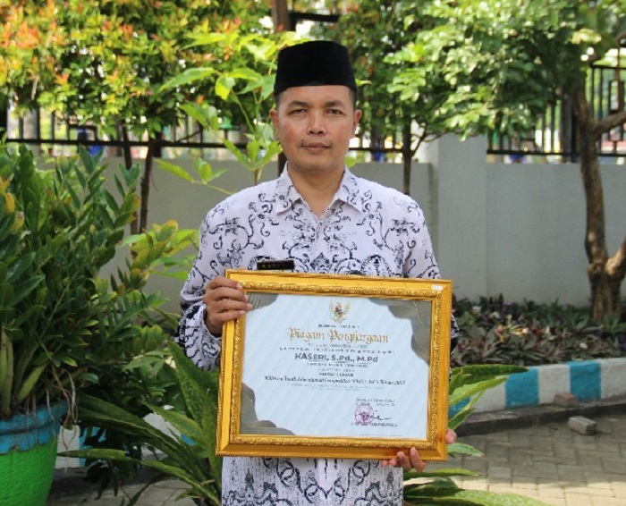 Kaseri, guru SMAN 1 Jombang yang meraih medali emas PYEC