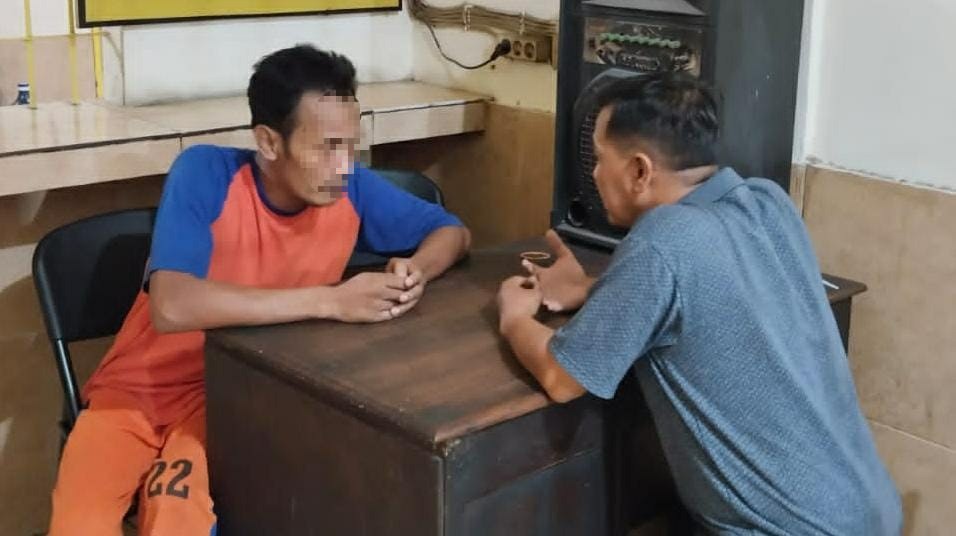 Supari Agung, 38, tukang parkir asal Kelurahan Jombatan, Jombang yang banting setir jadi pengedar sabu saat diamankan di Mapolres Jombang