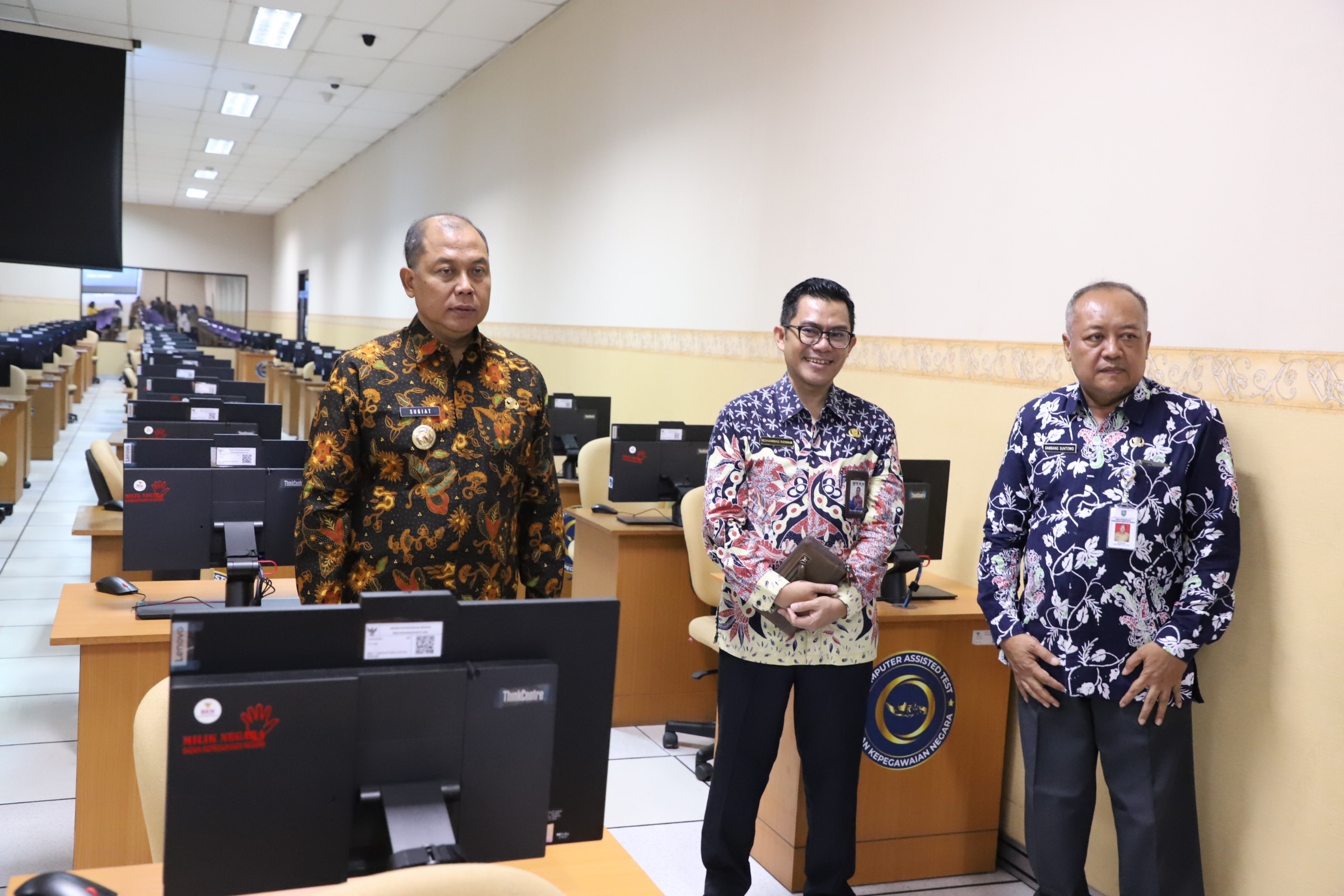 Pj Bupati Jombang saat meninjau ruangan tes PPPK sebelum kegiatan seleksi dimulai.