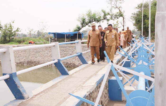 TINJAU: Pj Bupati Jombang Sugiat usai meninjau Rolak 70 di Desa Bugasur Kadaleman, Kecamatan Gudo, Senin (27/11) pagi.