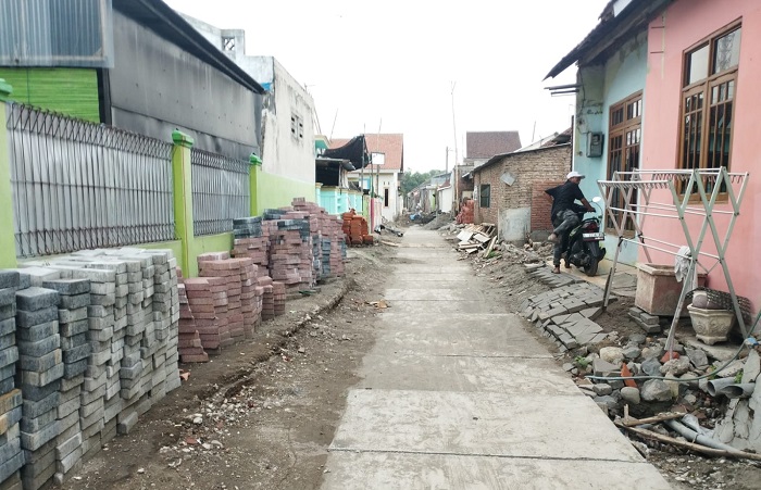 JADI RAPI: Kondisi lingkungan di perbatasan Desa Jombang - Candimulyo tampak rapi.