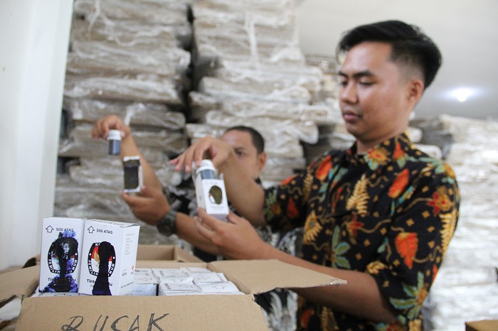 DISORTIR: Petugas KPU Jombang melakukan sortir logistik di gudang KPU Jombang, Jumat (24/11).
