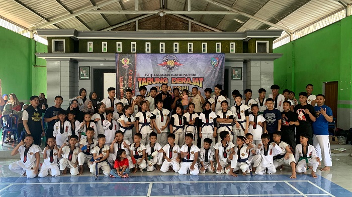KOMPAK: Atlet tarung derajat yang ikut kejurprov di Balai Desa Sumberagung Kecamatan Megaluh, Minggu (16/11).