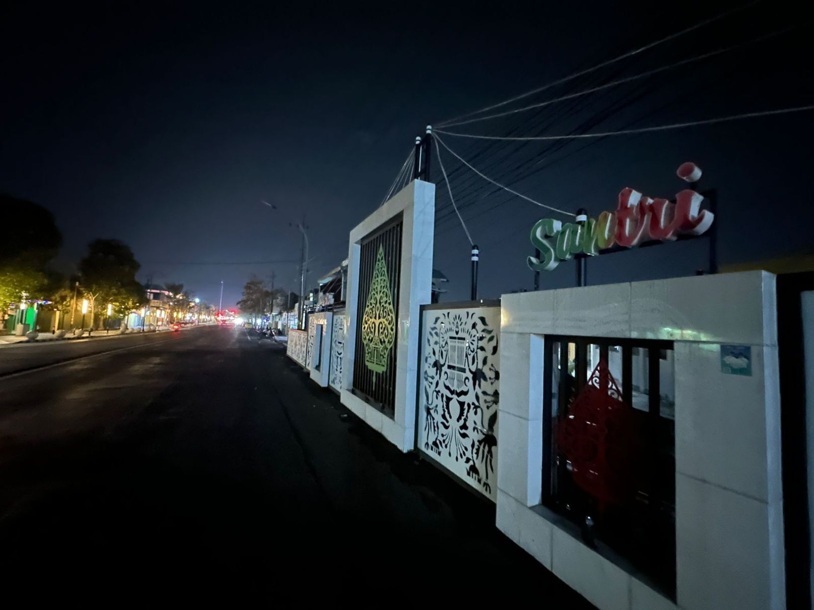 MATI: Kondisi lampu neon box di Jl KH Wahid Hasyim tampak mati