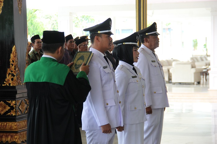 Tiga Kepala Desa Antar Waktu (KDAW) yang dilantik Pj Bupati Jombang sebagai pengganti tiga kades yang nyaleg di Pemilu 2024