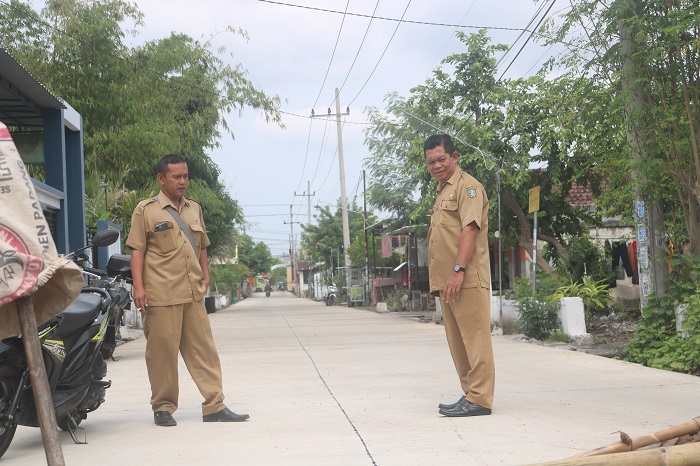 Kepala Desa Bedahlawak Masrum didampingi perangkat desanya meninjau proyek jalan cor yang dibangun Pemdes Bedahlawak untuk memperlancar aktivitas warganya